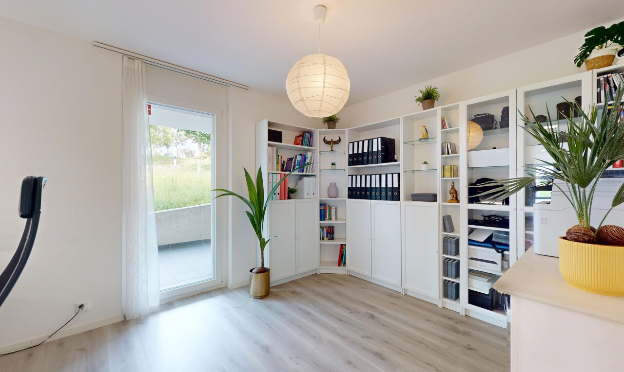 wohnzimmer mit natürliches licht, natural light, holzfußboden, wood finish floor, und gipskartonwand