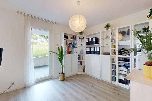 wohnzimmer mit natürliches licht, natural light, holzfußboden, wood finish floor, und gipskartonwand