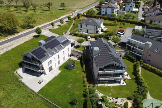 außenansicht mit solaranlage, residential view, wohngebietblick, und rasen