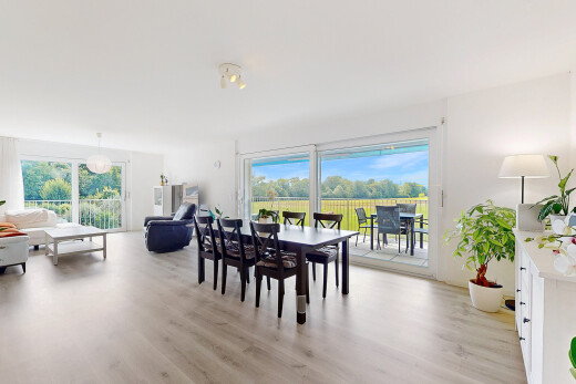 wohn- / esszimmer mit day time, holzfußboden, wood finish floor, gipskartonwand, und drywall