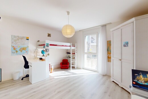pièce vide avec wood finish floor, sol en finition bois, inside property, natural light, et lumière naturelle