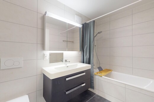bad mit schminktisch, spiegel, kombiniertes bad / dusche, inside property, und fliesenwand
