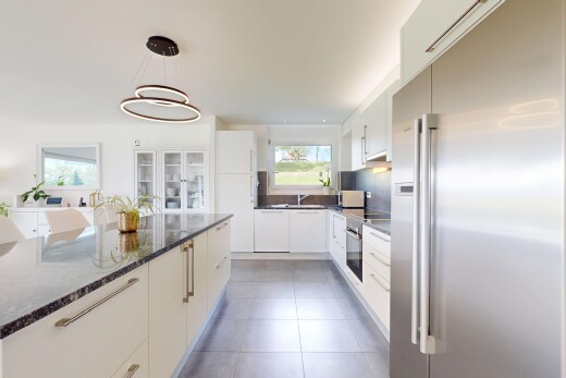 küche mit kühlschrank, natural light, natürliches licht, tile floor, und fliesenboden