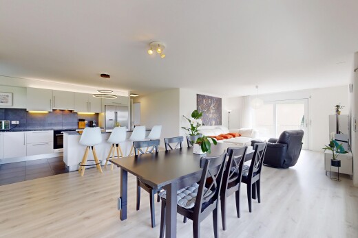 wohn- / esszimmer mit wood finish floor, holzfußboden, inside property, drywall, und gipskartonwand