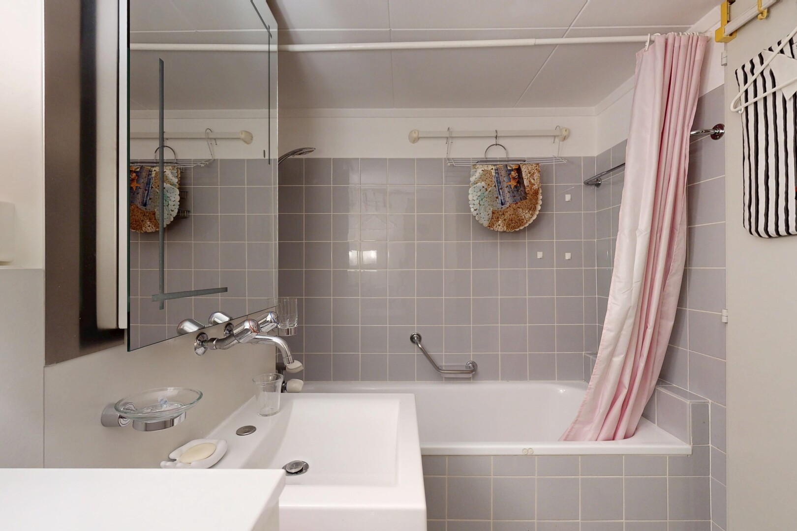 bad mit schminktisch, komplettes badezimmer, spiegel, inside property, und kombiniertes bad / dusche