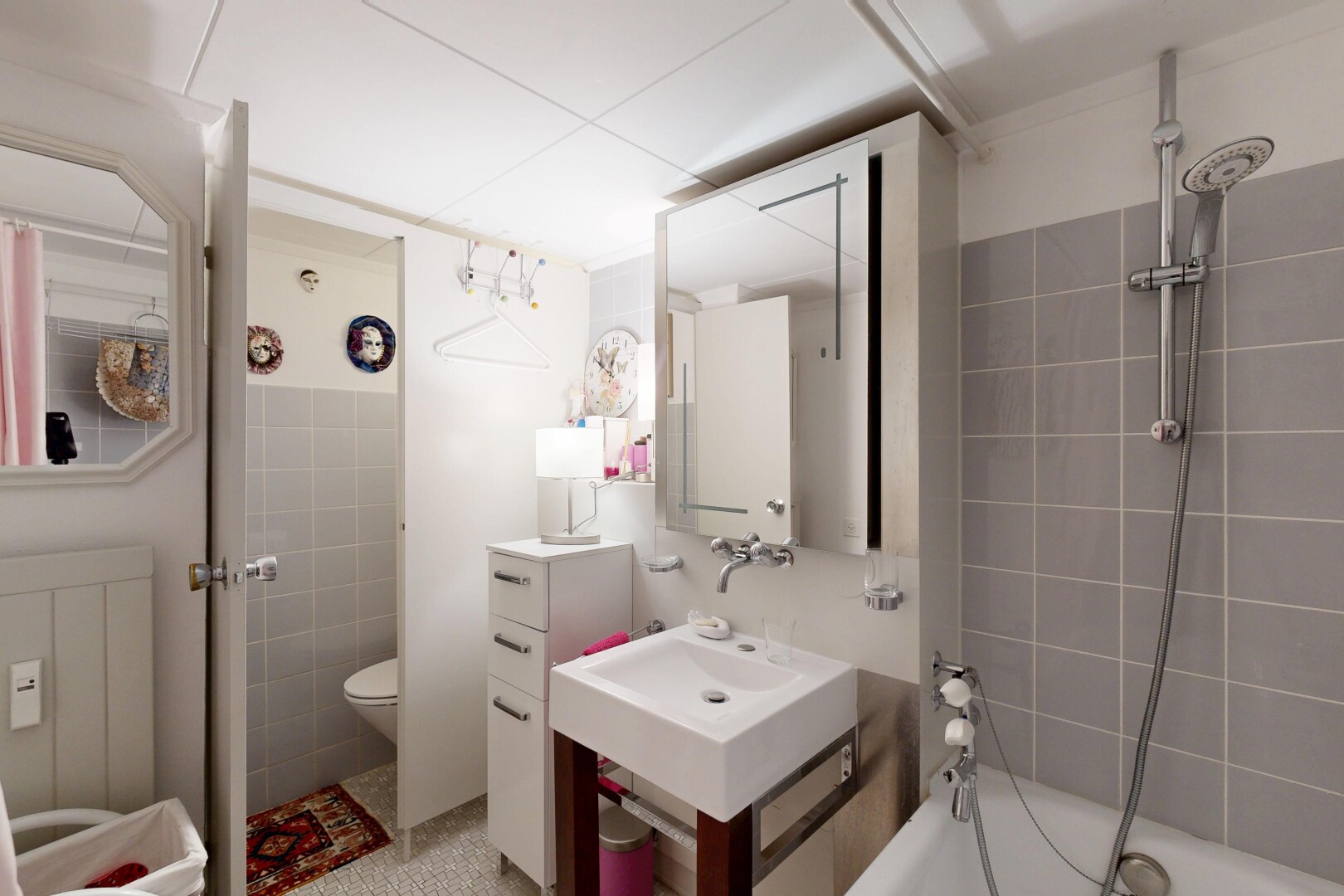 bad mit spiegel, komplettes badezimmer, inside property, toilette, und drywall