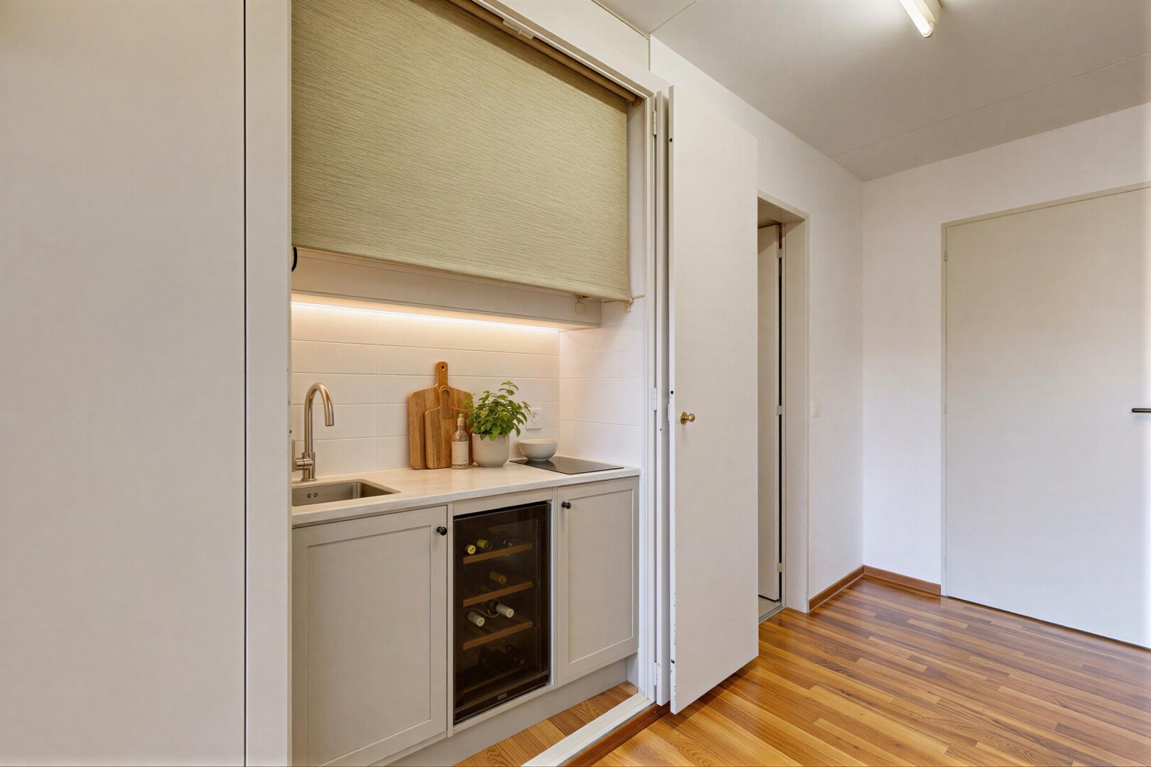 küche mit light floor, drywall, gipskartonwand, inside property, und wood finish floor
