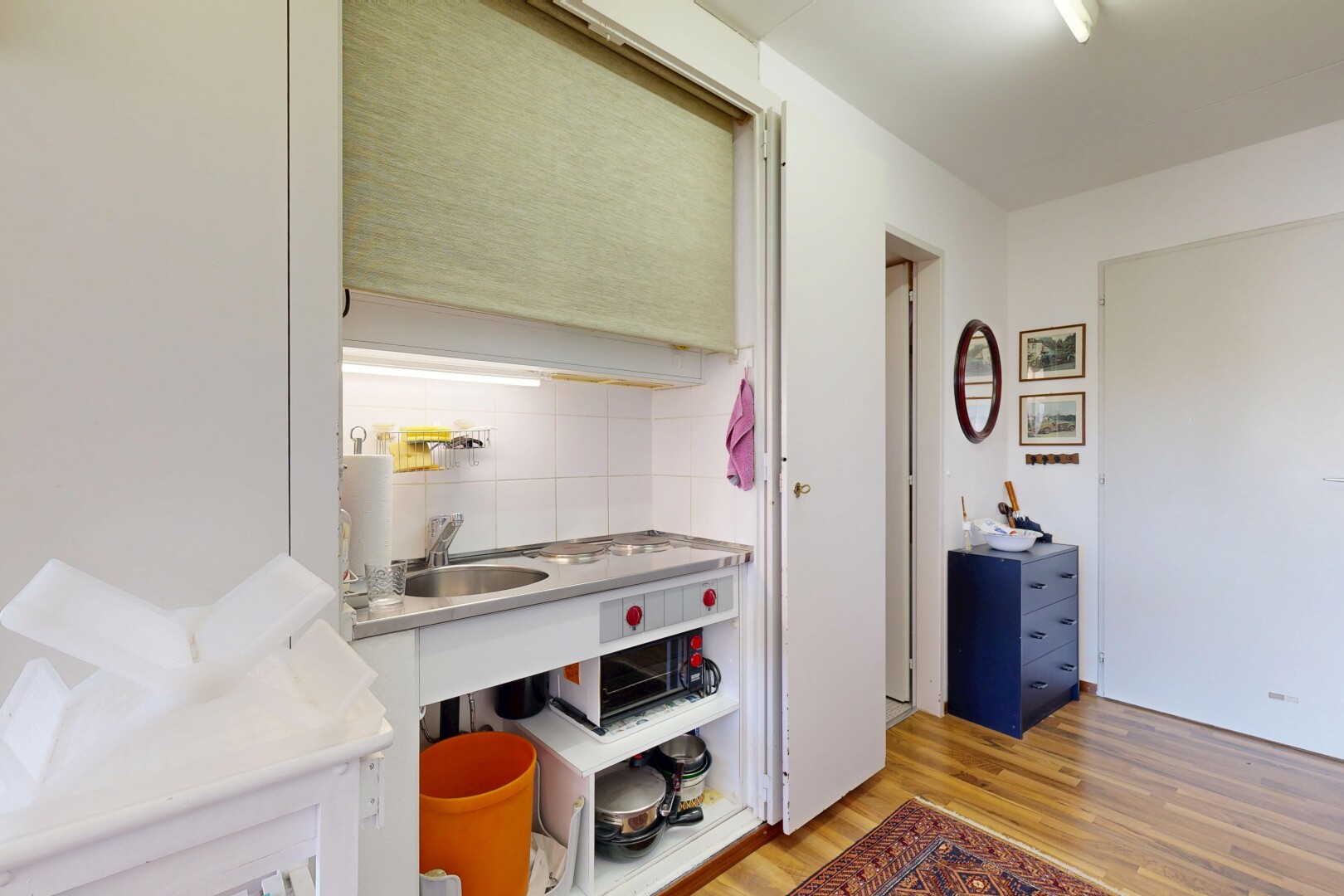 küche mit light floor, drywall, gipskartonwand, inside property, und wood finish floor