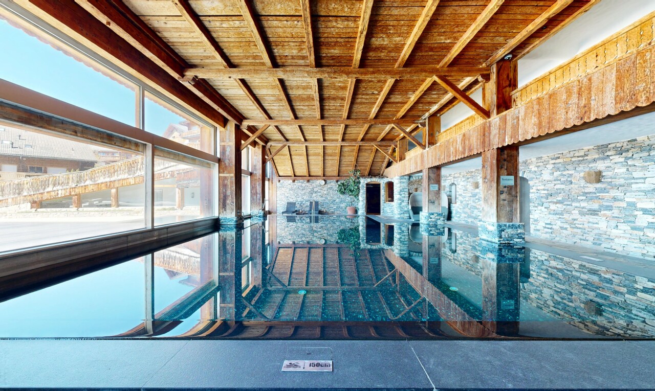 schwimmbad mit inside community und day time