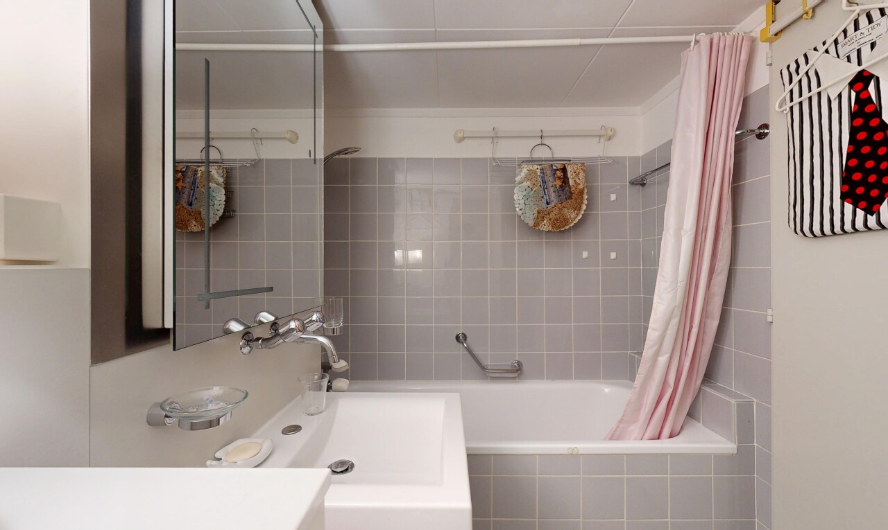 bad mit schminktisch, komplettes badezimmer, spiegel, inside property, und kombiniertes bad / dusche