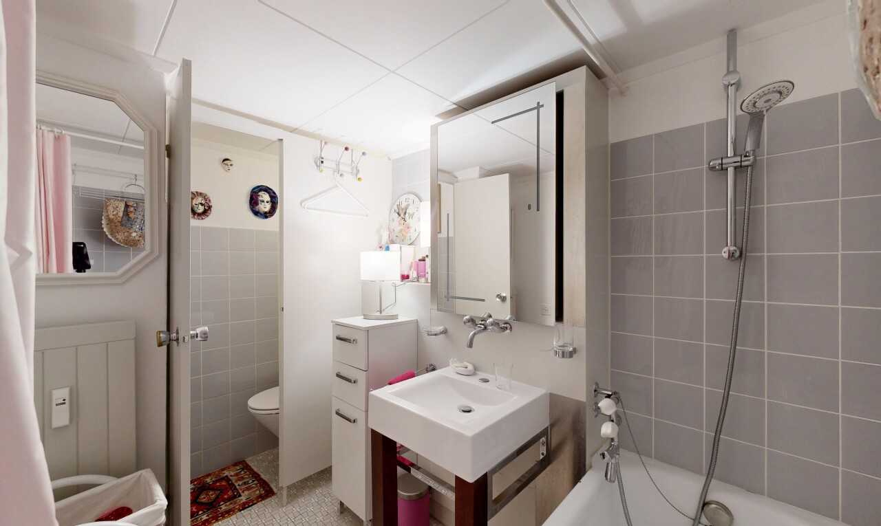 bad mit spiegel, komplettes badezimmer, inside property, toilette, und drywall