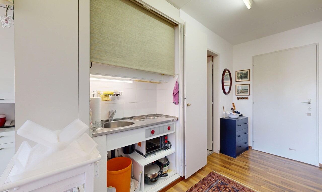 küche mit light floor, drywall, gipskartonwand, inside property, und wood finish floor