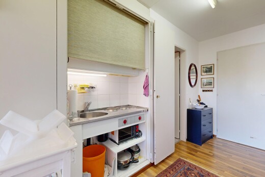 küche mit light floor, drywall, gipskartonwand, inside property, und wood finish floor