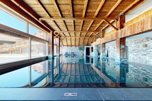 schwimmbad mit inside community und day time