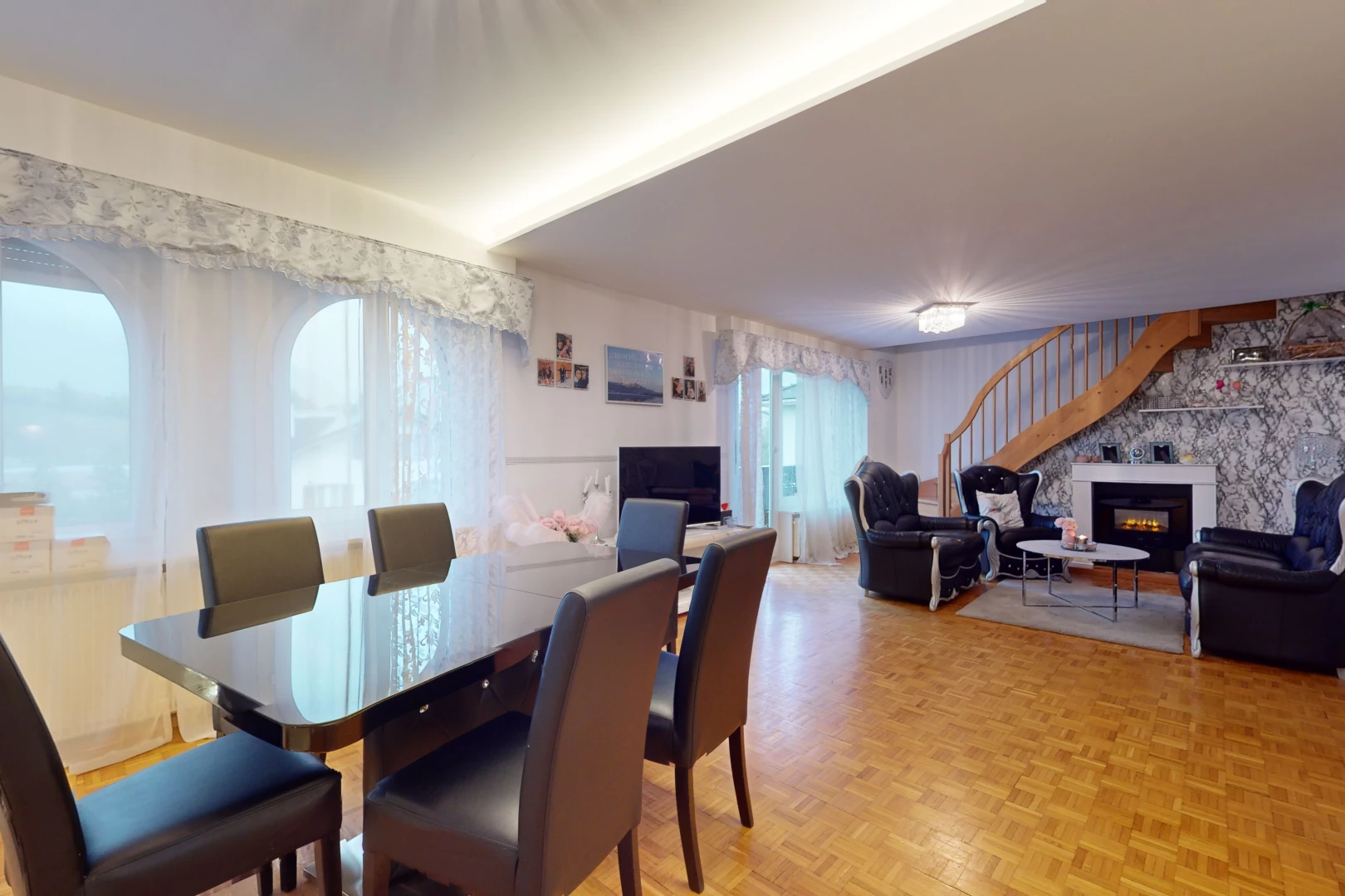 wohn- / esszimmer mit einem premium -kamin und einem hellen parkettböden