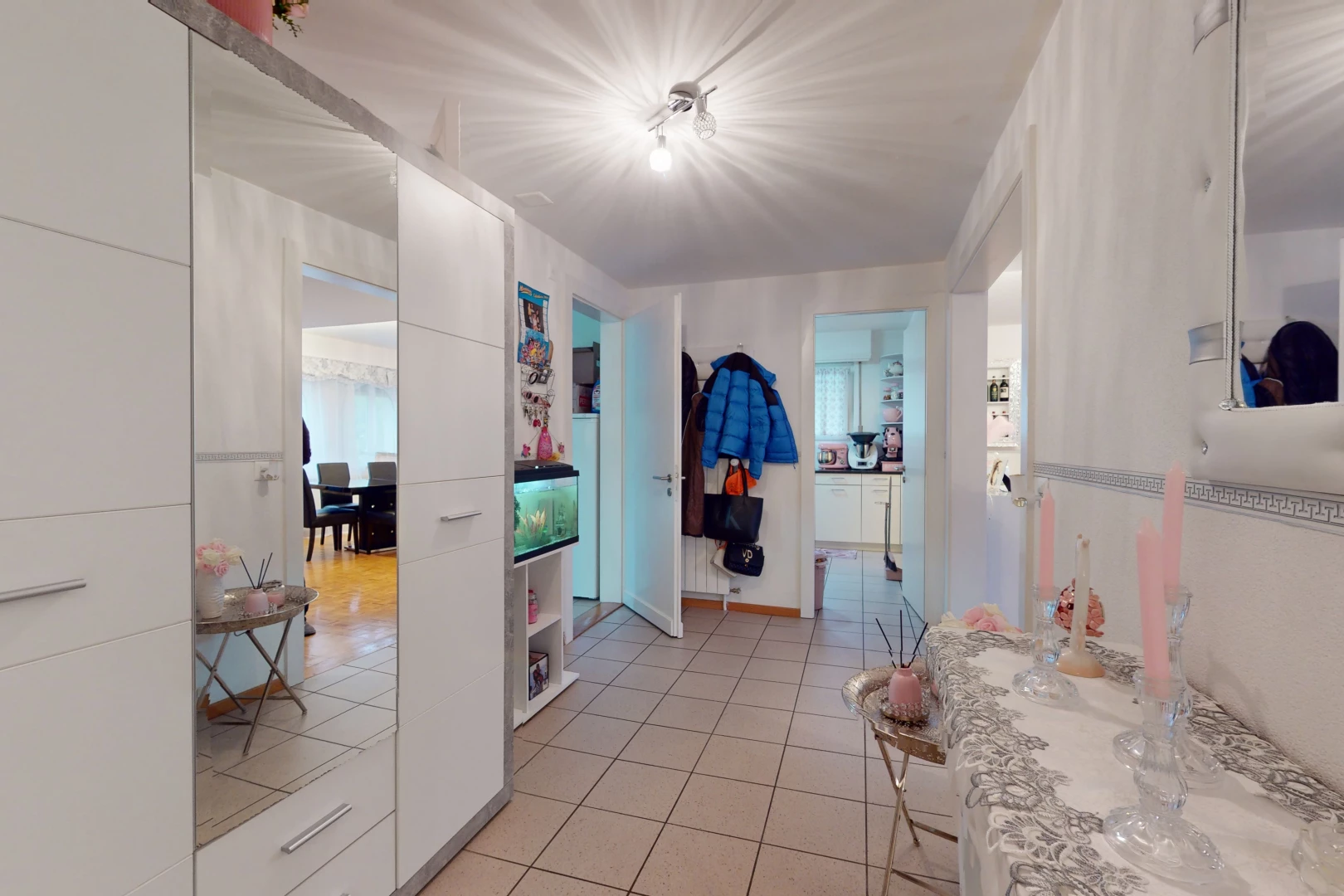 küche mit weissen schränken und hellen fliesenböden