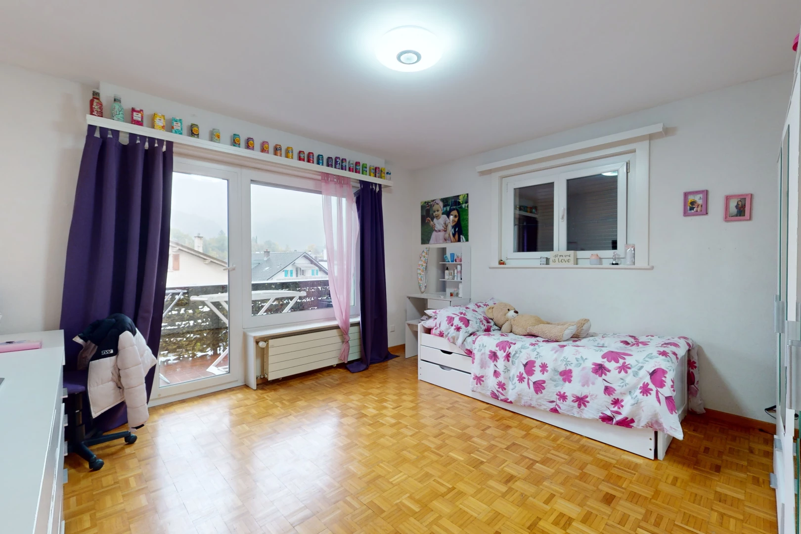 zimmer / schlafzimmer mit hellem parkettboden