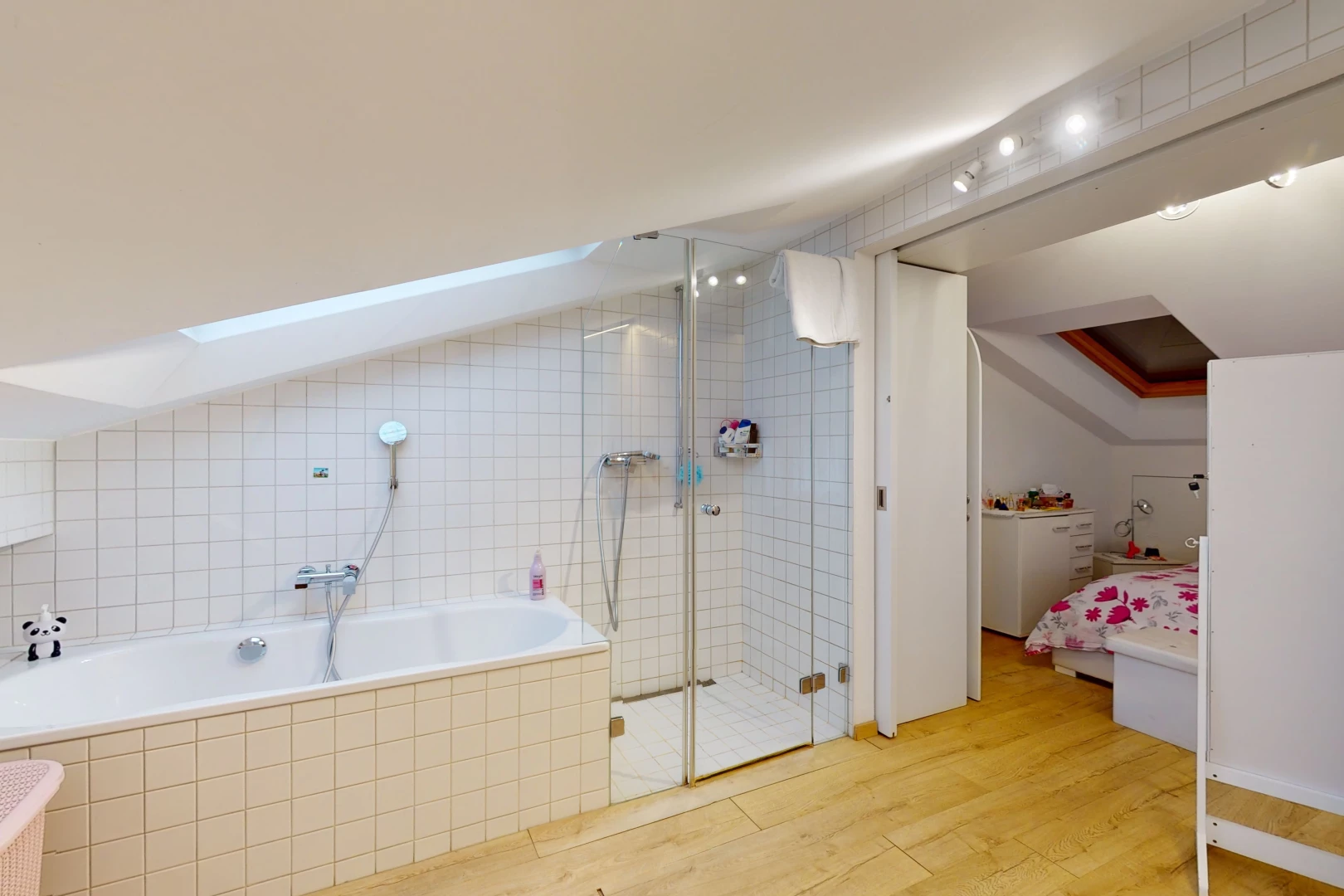 bad mit gehen in dusche, böden im holz- / holzstil und dachschräge