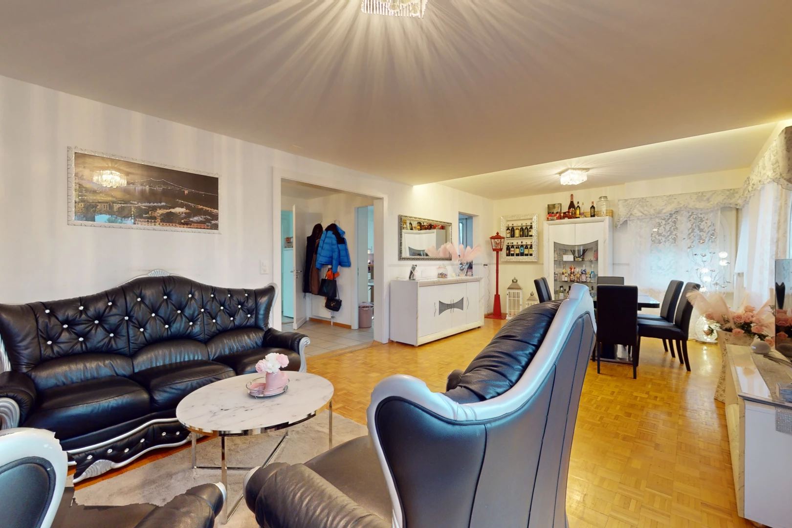 wohnzimmer / esszimmer mit hellem parkettboden