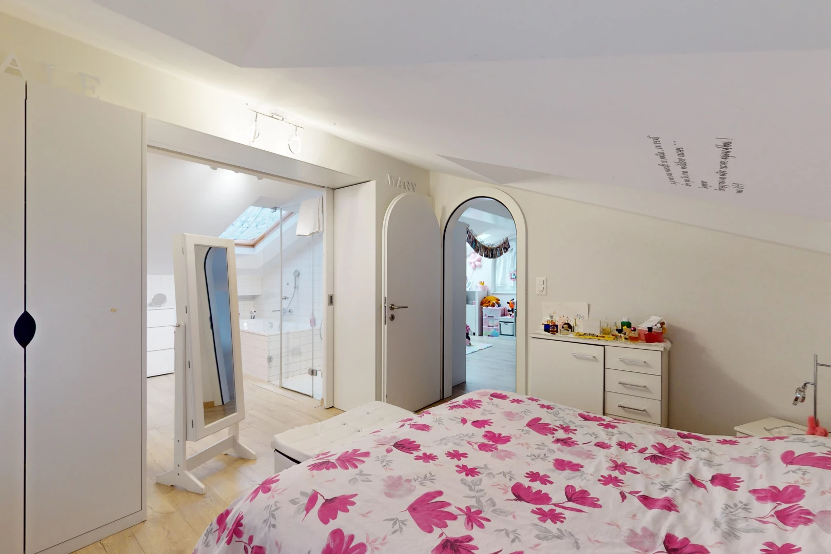 zimmer / schlafzimmer mit hellen holzböden