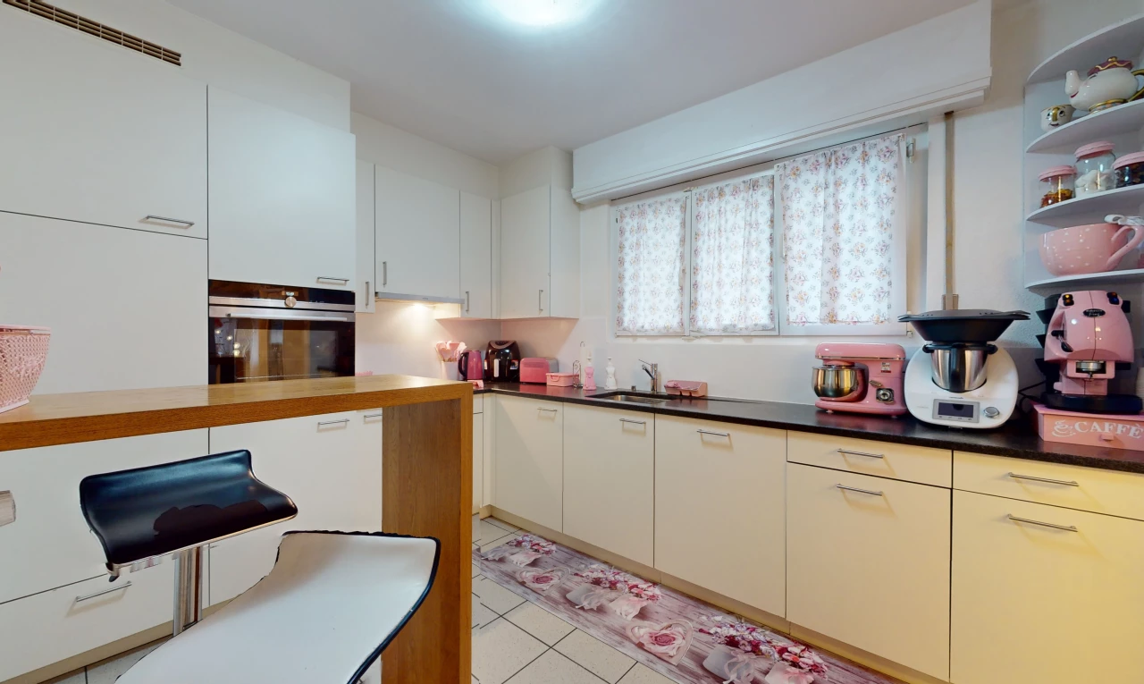 küche mit hellen fliesenböden und edelstahlofen