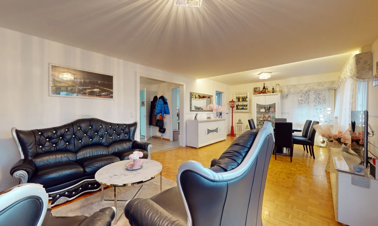 wohnzimmer / esszimmer mit hellem parkettboden