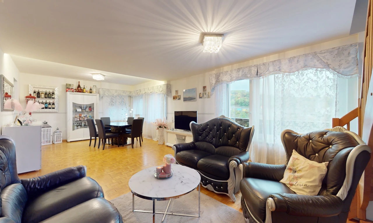 wohnzimmer / esszimmer mit hellem parkettboden