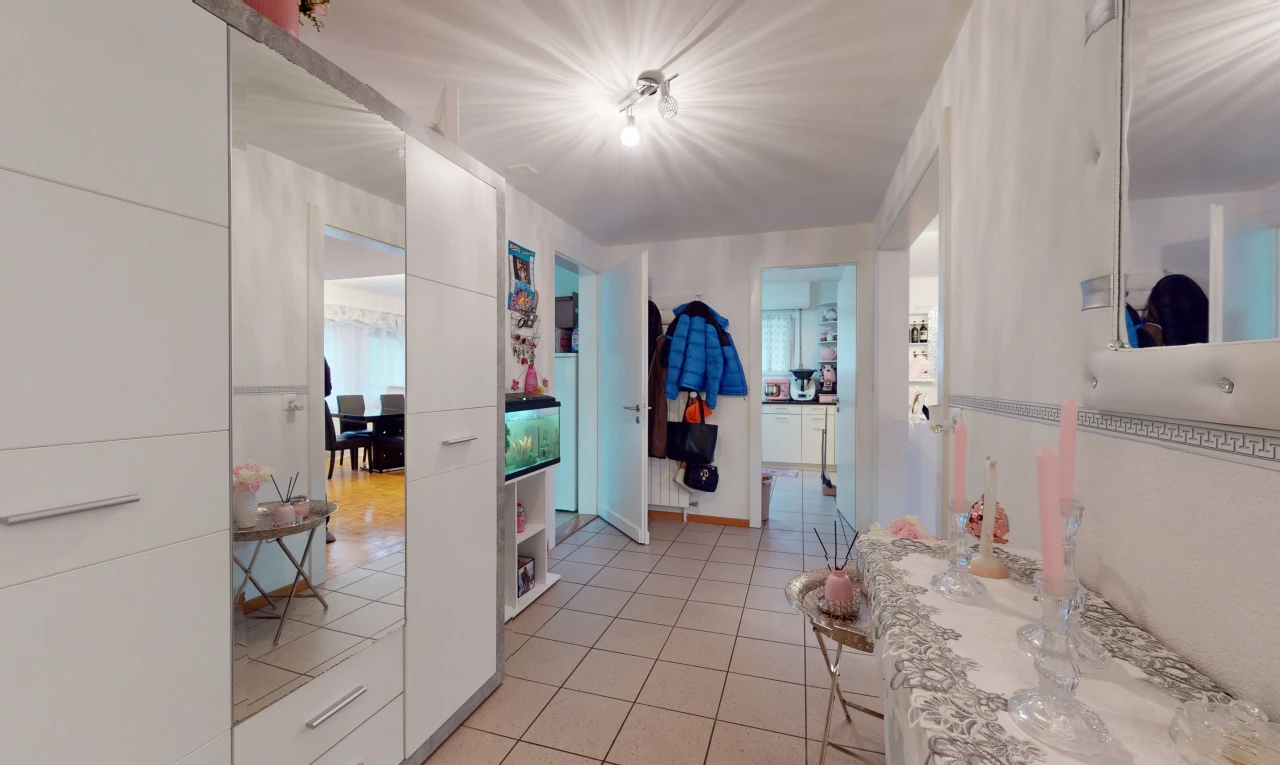 küche mit weissen schränken und hellen fliesenböden