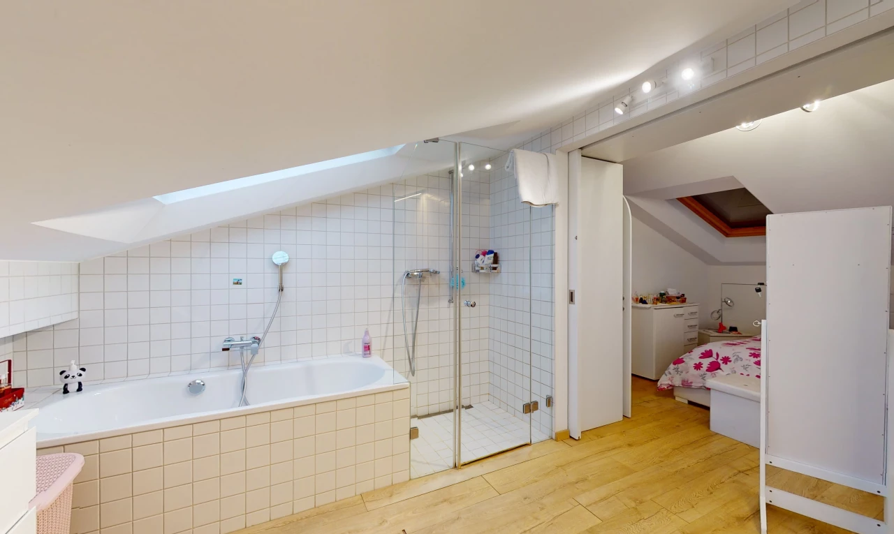 bad mit gehen in dusche, böden im holz- / holzstil und dachschräge