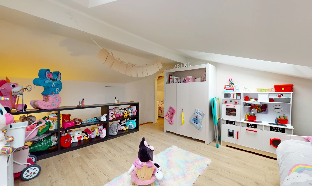 zimmer / schlafzimmer mit dachschräge mit balken und hellen holzböden