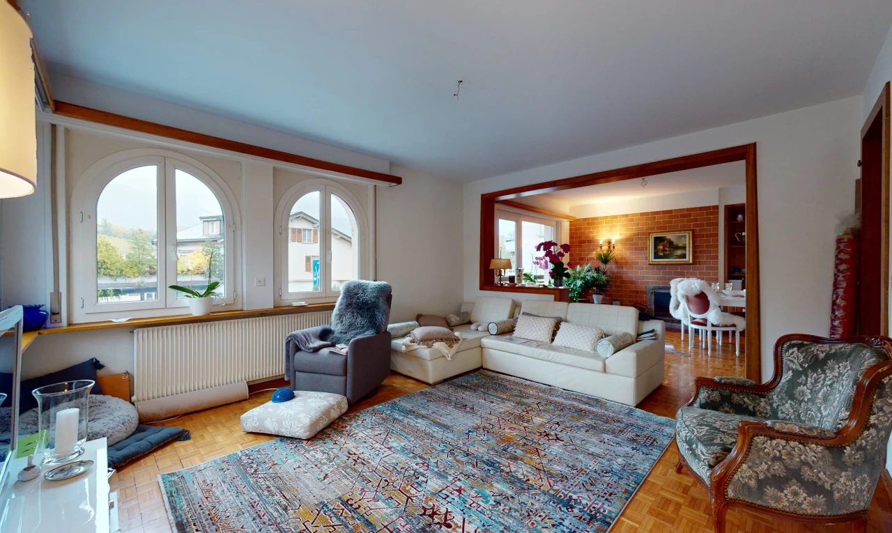 wohnzimmer mit einer fülle von natürlichen licht, hellem parkettböden und kühler