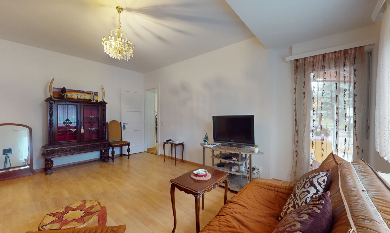 wohnzimmer mit einem einladenden kronleuchter und hellem holzboden