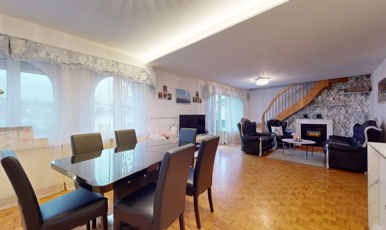 wohn- / esszimmer mit einem premium -kamin und einem hellen parkettböden