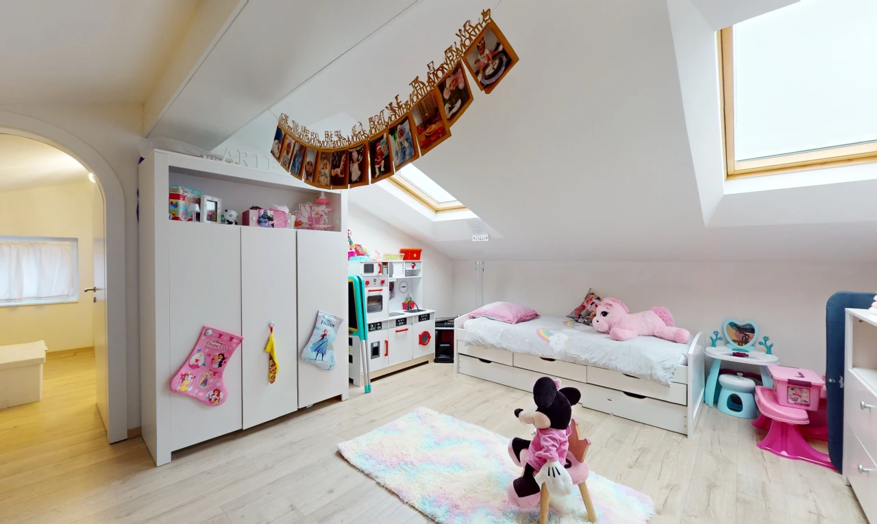 zimmer / schlafzimmer mit haftdecke mit oberlicht, hellen holzböden und mehreren fenstern