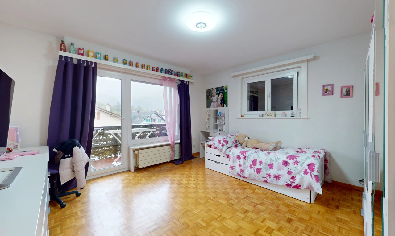 zimmer / schlafzimmer mit hellem parkettboden