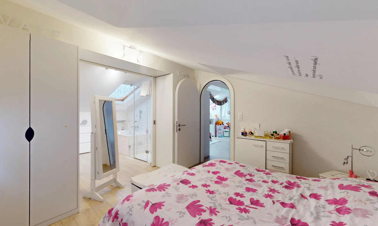 zimmer / schlafzimmer mit hellen holzböden