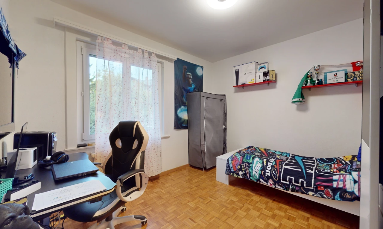 zimmer / schlafzimmer mit hellen parkettböden