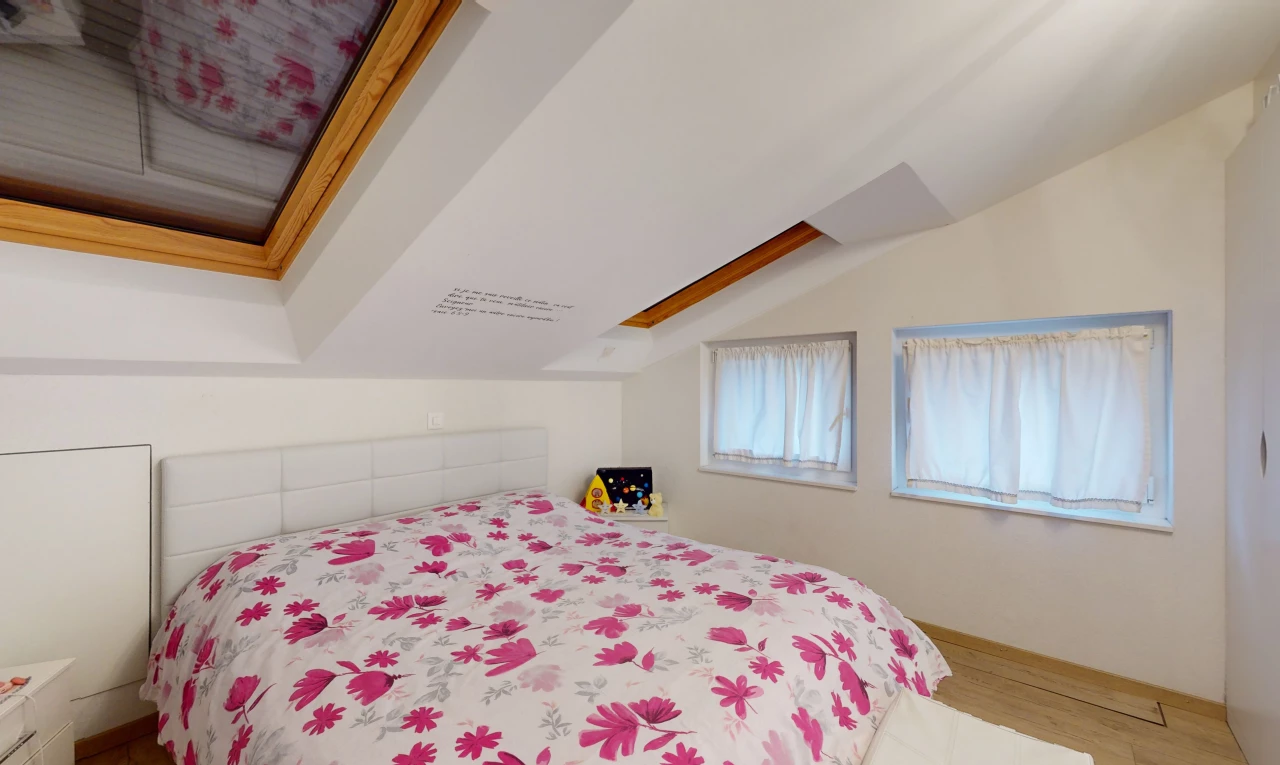 zimmer / schlafzimmer mit heller holzböden und dachschräge