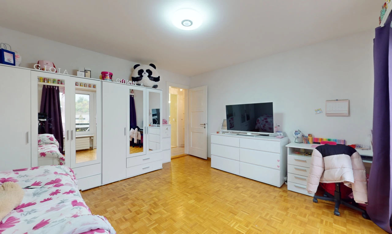zimmer / schlafzimmer mit hellen parkettböden