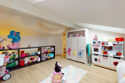 zimmer / schlafzimmer mit dachschräge mit balken und hellen holzböden