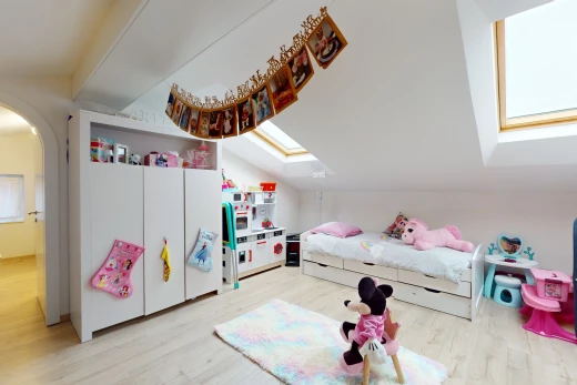 zimmer / schlafzimmer mit haftdecke mit oberlicht, hellen holzböden und mehreren fenstern