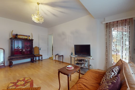 wohnzimmer mit einem einladenden kronleuchter und hellem holzboden