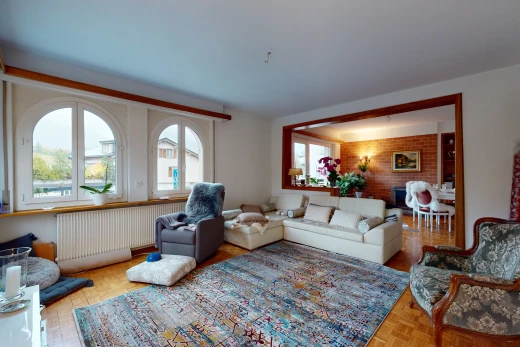 wohnzimmer mit einer fülle von natürlichen licht, hellem parkettböden und kühler