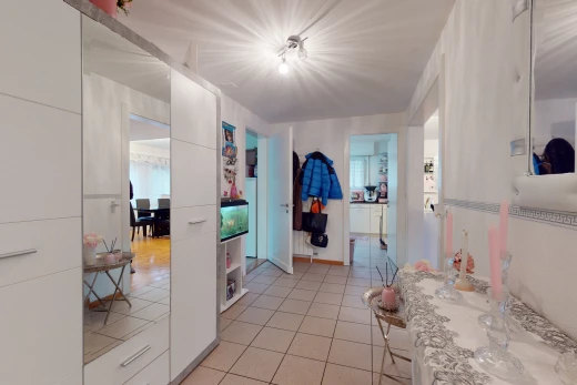 küche mit weissen schränken und hellen fliesenböden