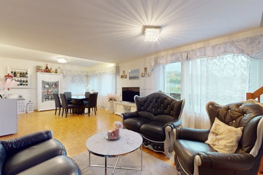 wohnzimmer / esszimmer mit hellem parkettboden