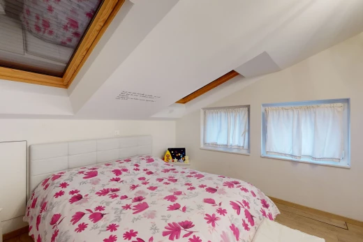 zimmer / schlafzimmer mit heller holzböden und dachschräge