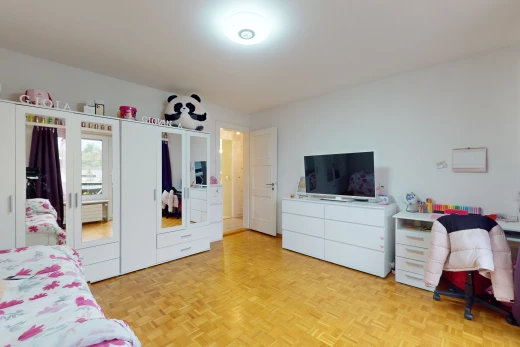 zimmer / schlafzimmer mit hellen parkettböden