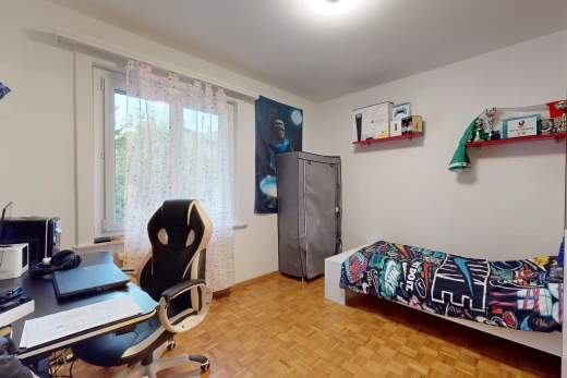 zimmer / schlafzimmer mit hellen parkettböden