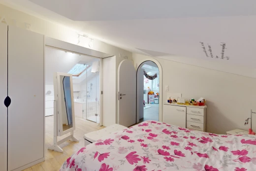 zimmer / schlafzimmer mit hellen holzböden