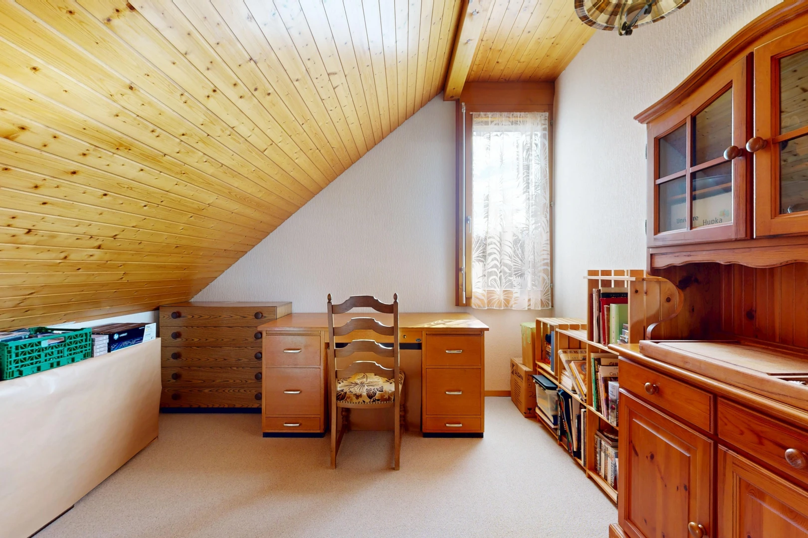 bureau avec wood ceiling, plafond en bois, carpet, moquette, et light floor